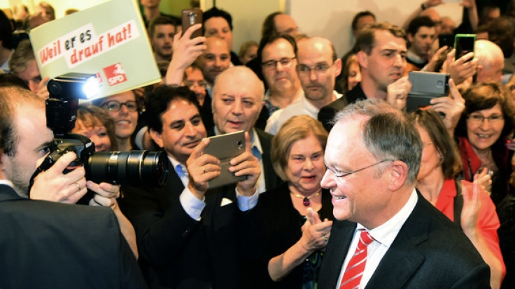 Niedersachsens Ministerpräsident Stephan Weil (SPD, mit Krawatte) wird auf Wahlparty der SPD von seinen Partefreunden gefeiert.