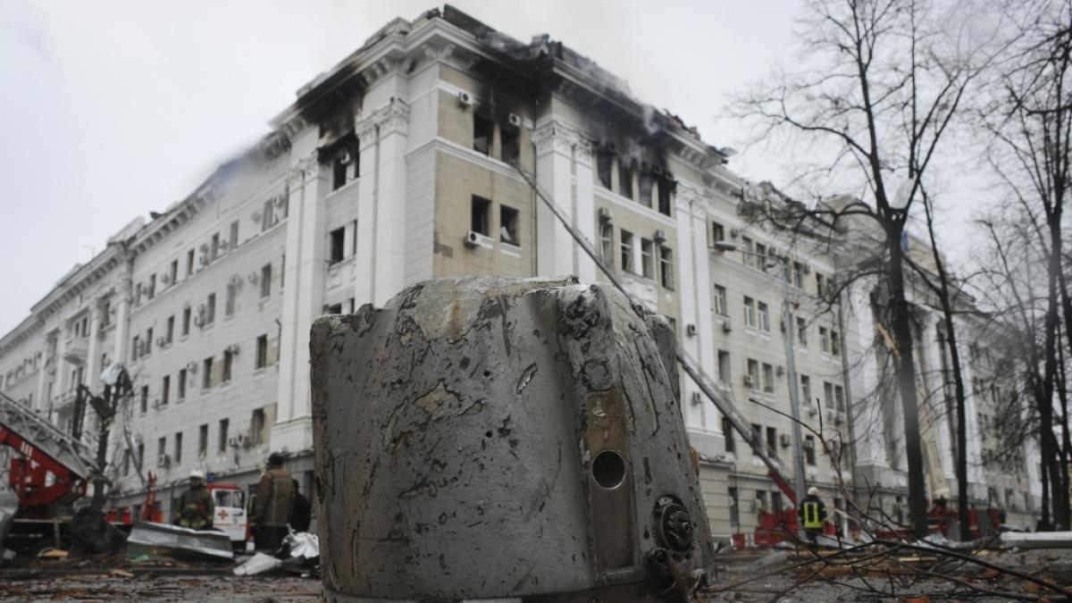 Ein Teil einer Rakete liegt vor dem Geb&auml;ude des ukrainischen Sicherheitsdienstes (SBU) nach einem Raketenangriff in Charkiw, der zweitgr&ouml;&szlig;ten Stadt der Ukraine. (Foto)