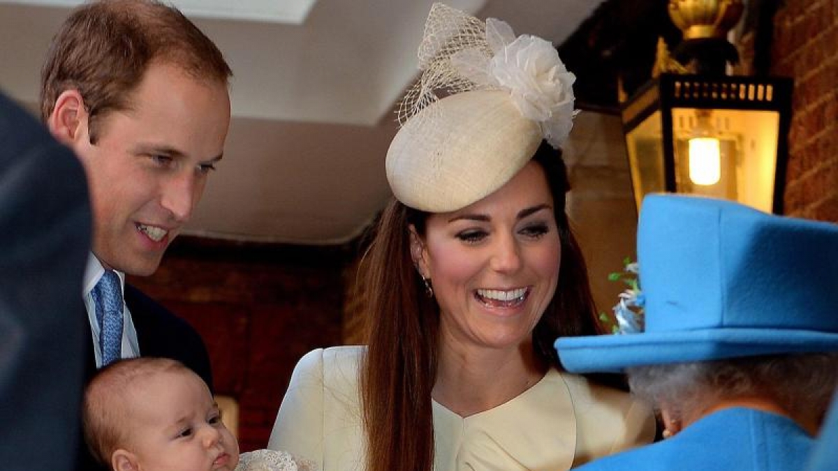Echtes Jordan-Wasser ist bei der Taufe des Royal-Baby im Einsatz. Große Freude bei Prinz William, Katherine und der Queen. (Foto)
