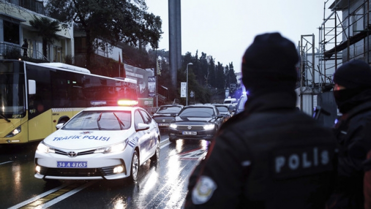 Türkische Polizisten sperren am 01.01.2017 eine Straße zu einem Nachtclub in Istanbul ab, in dem es in der Silvesternacht bei einem Terrorangriff mindestens 35 Tote gab.