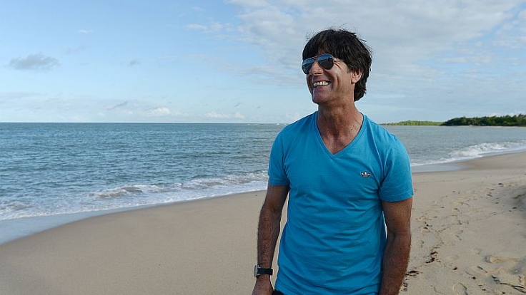 Kann er sich bald Weltmeistertrainer nennen? Jogi Löw am Strand von Bahia.