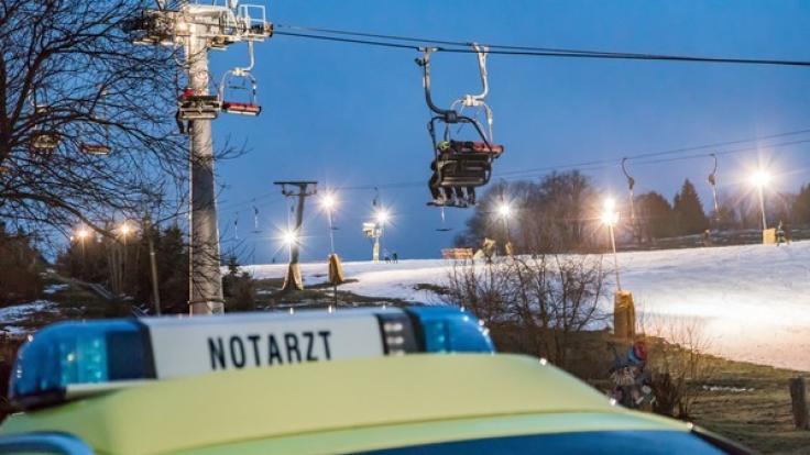 Im Erzgebirge kam es zu einem tragischen Unfall, als ein sechsjähriges Mädchen aus einem Sessellift neun Meter in die Tiefe stürzte und sich schwer verletzte.