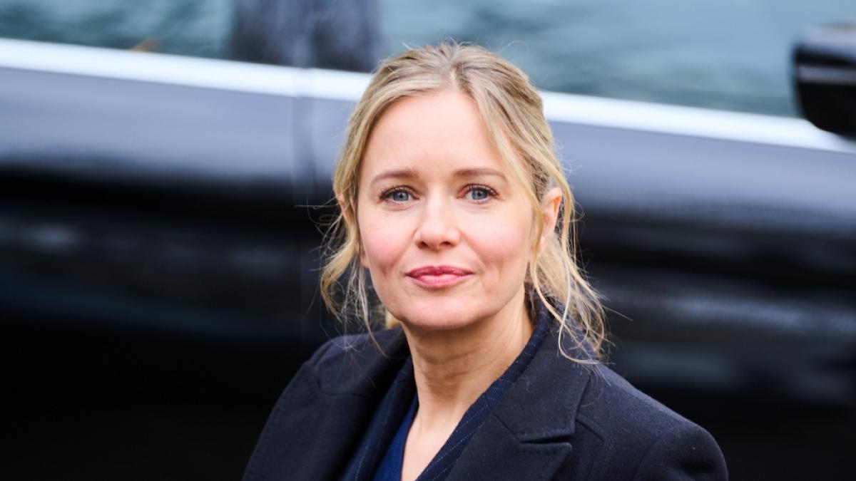 Schauspielerin Stefanie Stappenbeck bei Dreharbeiten. (Foto)