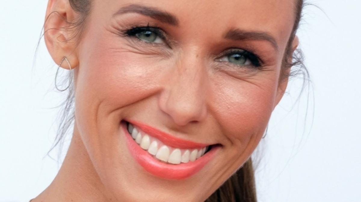 Annemarie Carpendale zog bei der Filmpremiere von "Alles Fifty Fifty" alle Blicke auf sich. (Foto)