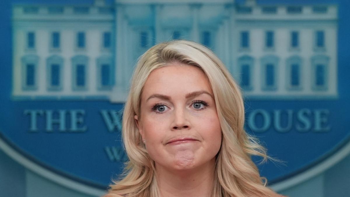 Karoline Leavitt spricht vor dem Wei&szlig;en Haus davon, nur noch eine Regierungsangestellte zu sein. (Foto)