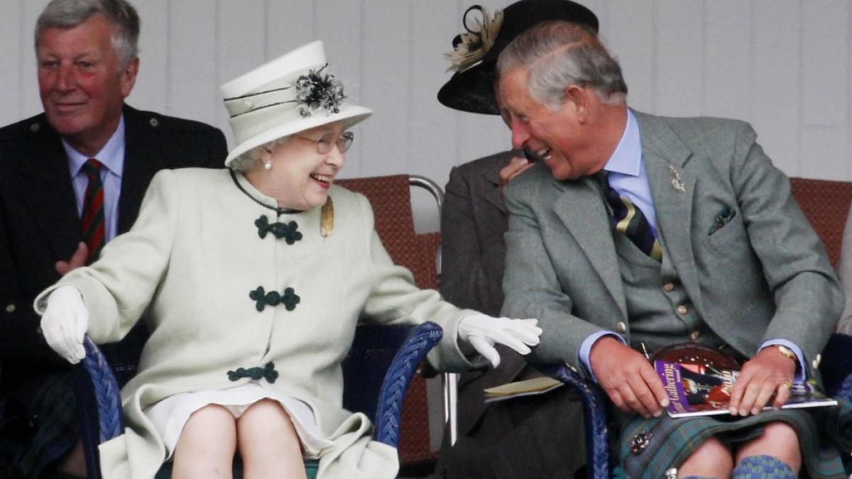 &Uuml;ber so manche Royals-Tradition d&uuml;rften sich auch Queen Elizabeth II. und K&ouml;nig Charles III. pr&auml;chtig am&uuml;siert haben. (Foto)