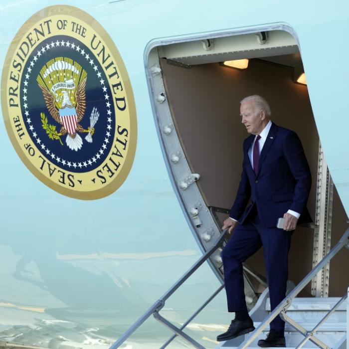 Lag es am Schuhwerk? US-Präsident stolpert erneut in Air Force One