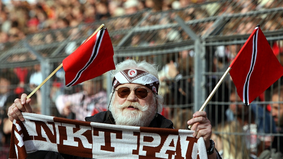Mein Klub, mein Schal, mein Stirnband: kultiger St. Pauli-Fan. (Foto)