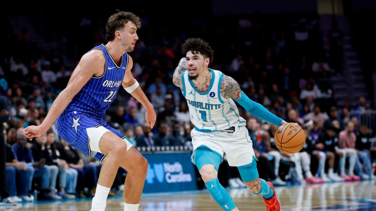 LaMelo Ball von den Charlotte Hornets spielt den Ball, am 31.10.2025. (Symbolbild) (Foto)