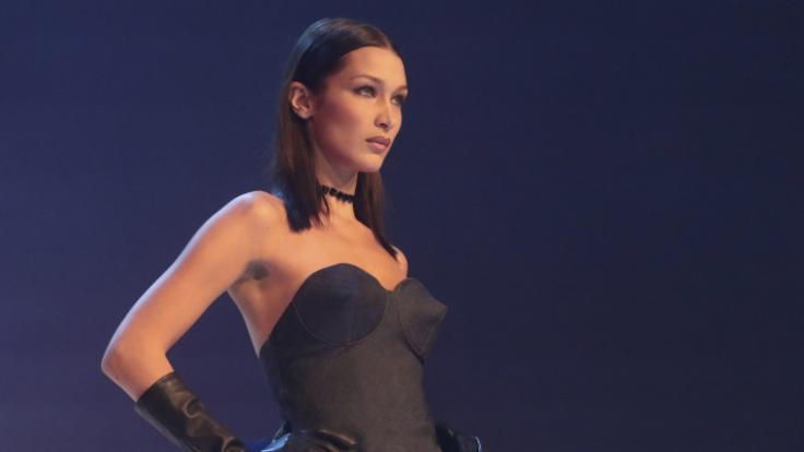 So sieht Bella Hadid in einer aktuellen Werbung nicht mehr aus.