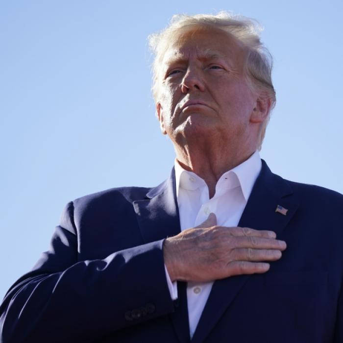 Polizeifoto, Fingerabdrücke, Handschellen! Das könnte auf Trump warten