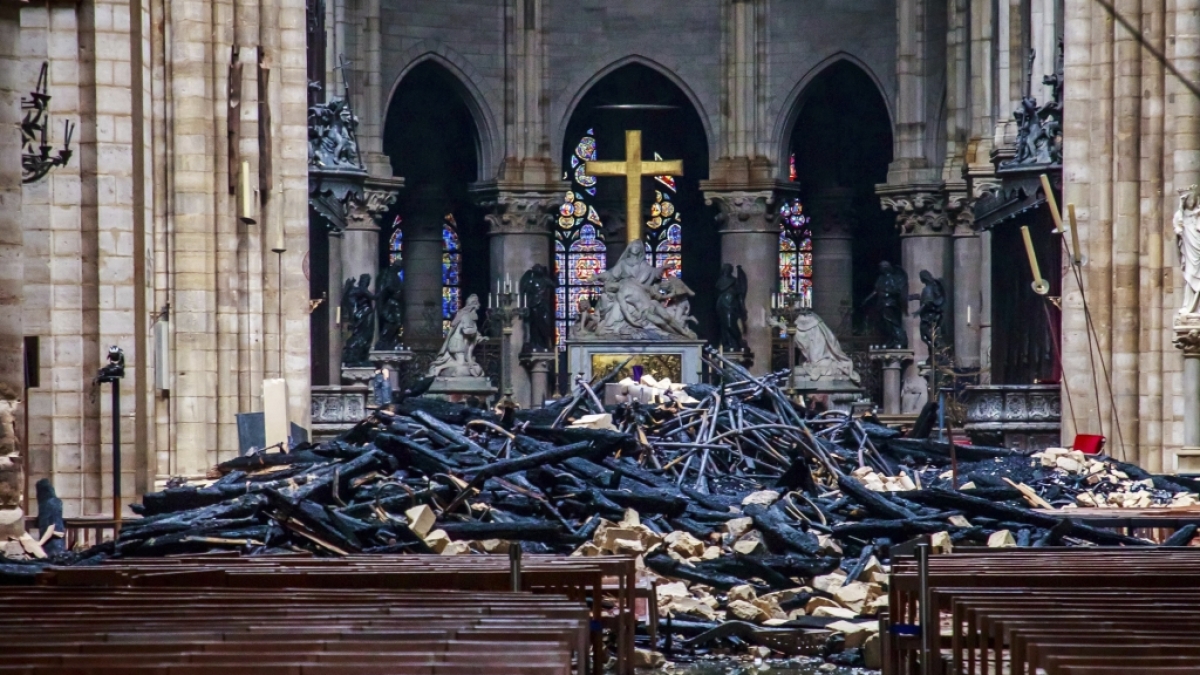 Trümmerteile und verkohlte Holzbalken liegen im Inneren der Kathedrale Notre-Dame. (Foto)