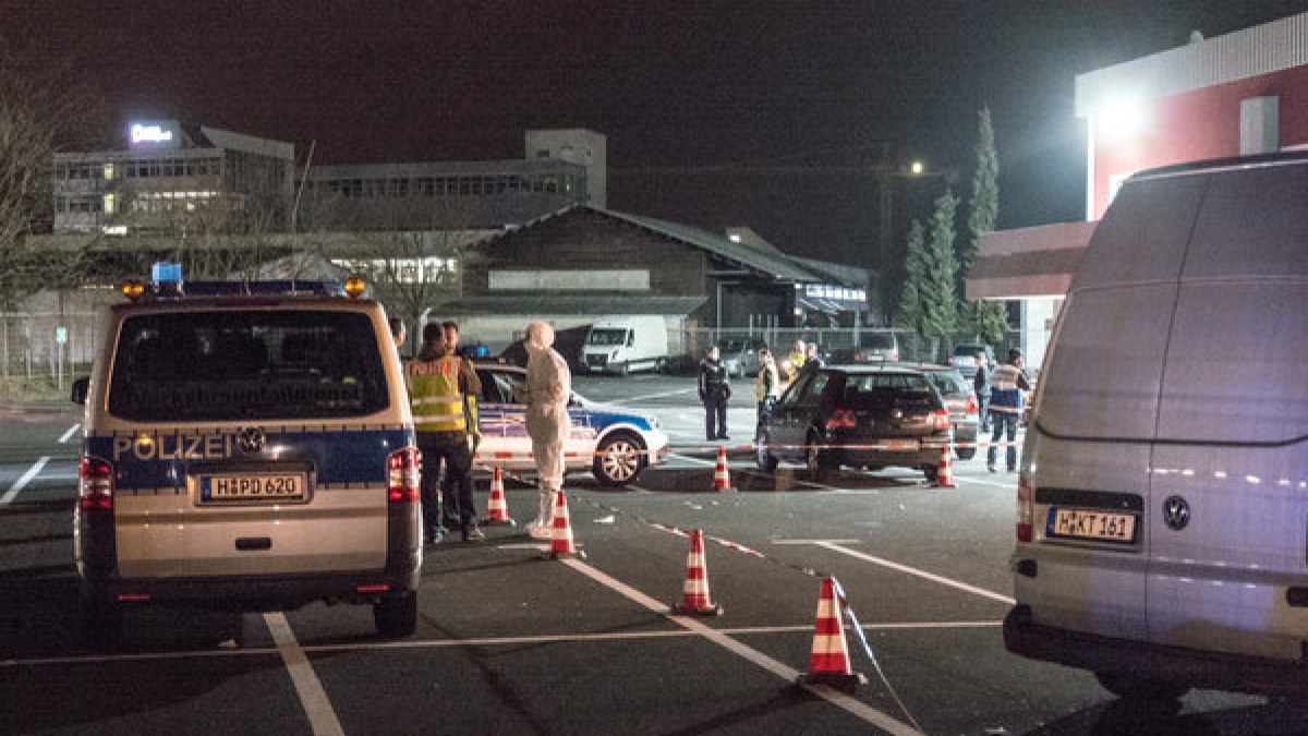 Polizisten am 14. M&auml;rz vor dem Veranstaltungszentrum in Hannover, in dem die 21-j&auml;hrige Shilan von ihrem Cousin durch Sch&uuml;sse in den Kopf get&ouml;tet wurde. (Foto)