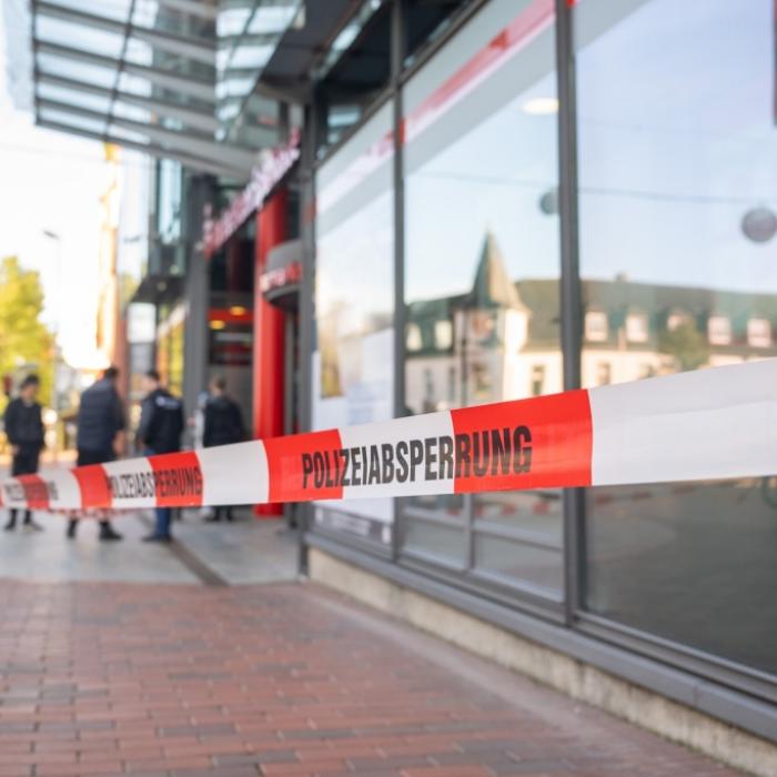 Zwei Tote in Sparkassenfiliale entdeckt! Obduktion soll Aufschluss geben