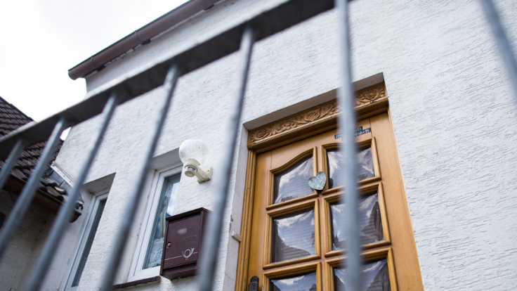 Eine Frau ist nach Angaben der Staatsanwaltschaft wochenlang in einem abgelegenen Haus im ostwestfälischen Höxter gefangen gehalten worden und schließlich an schweren Misshandlungen gestorben.