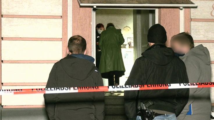 Bei einem Stichwaffen-Angriff in Oberhausen (NRW) sind vier Personen, darunter ein elf Jahre altes Kind, verletzt worden.