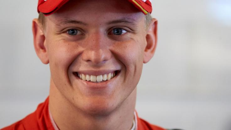 Mick Schumacher durfte den Ferrari seines Vaters über den Hockenheimring fahren.