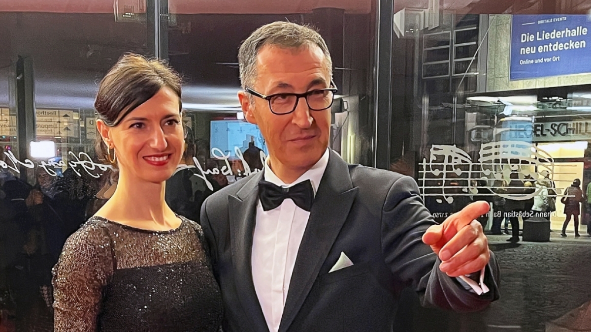 Cem &Ouml;zdemir mit seiner Partnerin Flavia Zaka beim Landespresseball 2024. (Foto)