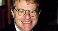 In seiner US-amerikanischen Heimat schrieb Jerry Springer TV-Geschichte - nun ist der Talkmaster im Alter von 79 Jahren gestorben.