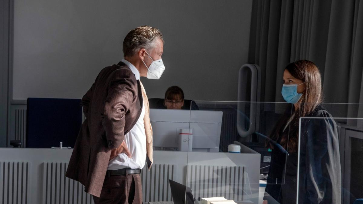 Matthias Rahmlow, Anwalt von Schlagers&auml;nger Michael Wendler, spricht mit Staatsanw&auml;ltin Anderhub in einem Sitzungssaal des Amtsgerichts. (Foto)