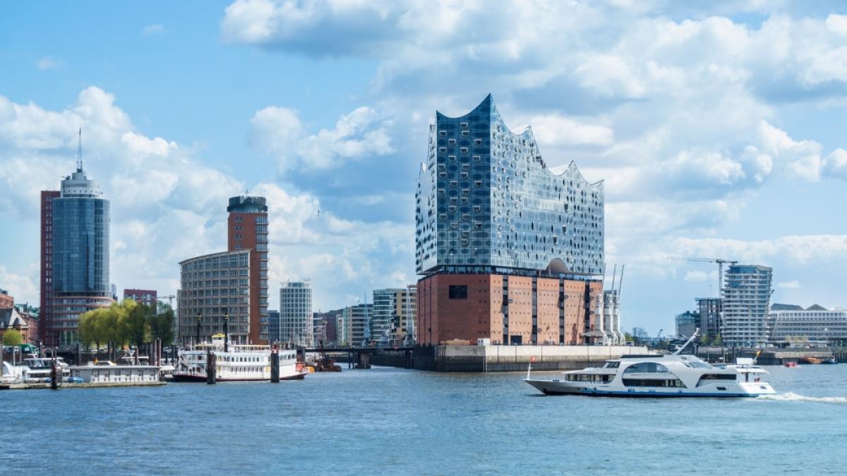 Die Hamburger Elbphilharmonie am Ufer der Nordelbe. Aktuelle News aus und &uuml;ber Hamburg hier auf news.de. (Foto)