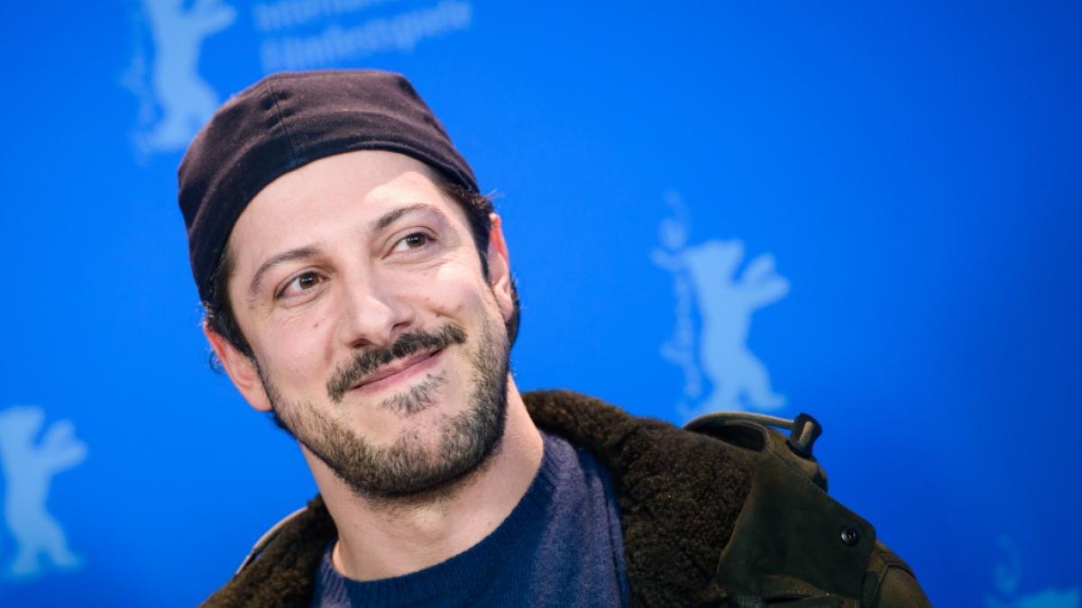 Schauspieler Fahri Yardim trank bei "Wer stiehlt mir die Show?" einen &uuml;ber den Durst. (Foto)