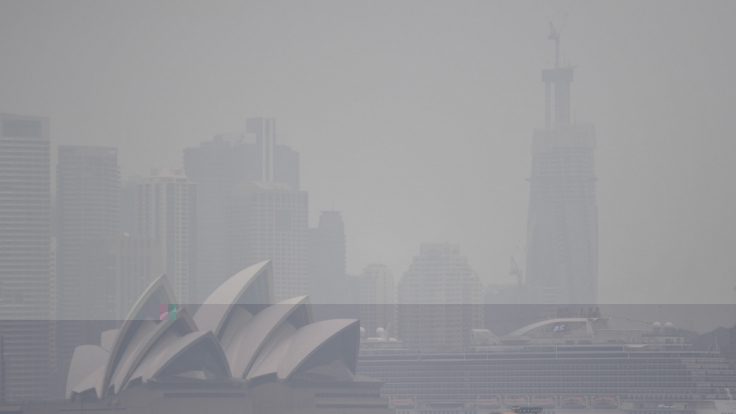 Das Opera House in Sydney ist von Rauch umhüllt.