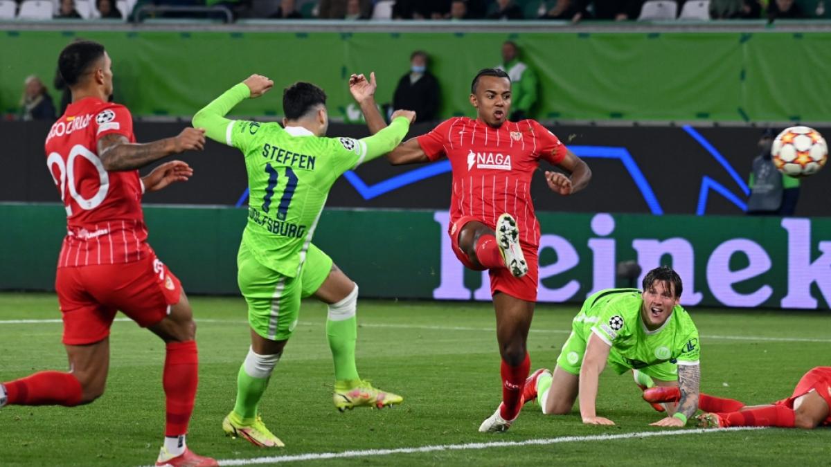 Der VfL Wolfsburg trifft am Dienstagabend auf den FC Sevilla. (Foto)