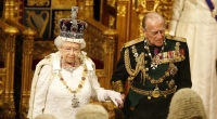 Klotzen statt kleckern: Queen Elizabeth II. erscheint bei der Parlamentseröffnung in festlicher Robe und mit der Imperial State Crown auf dem Kopf.