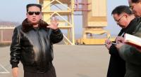 Auf diesem undatierten Bild der Nordkoreanischen Nachrichtenagentur KCNA spricht Kim Jong Un (l) mit Beamten während eines Besuchs des Sohae-Satellitenstartgeländes in Cholsan.