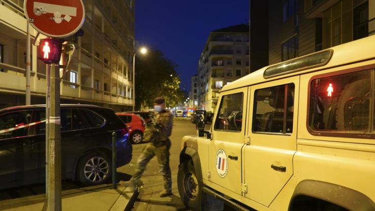 Ein orthodoxer Priester ist im französischen Lyon durch Schüsse lebensgefährlich verletzt worden.