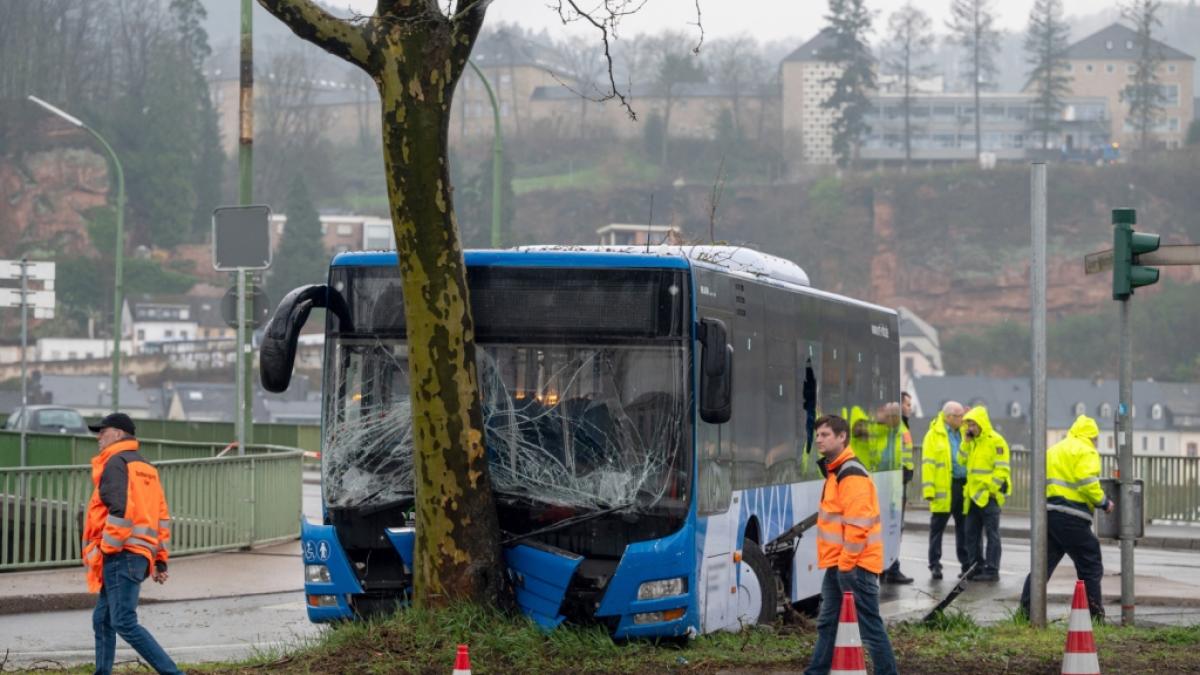 Im rheinland-pf&auml;lzischen Trier ist es zu einem schweren Schulbus-Unfall mit 15 Verletzten gekommen. (Foto)