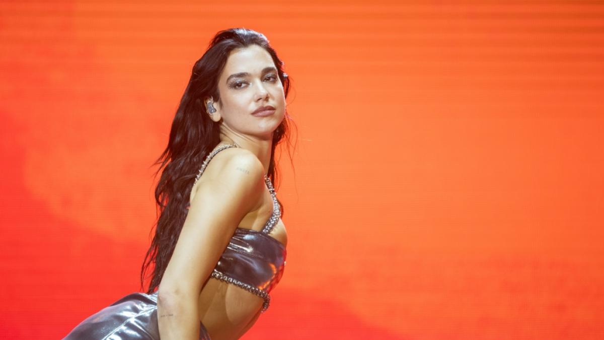 Dua Lipa zeigte sich auf der Mail&auml;nder Fashion Week in einem transparenten Kleid. (Foto)