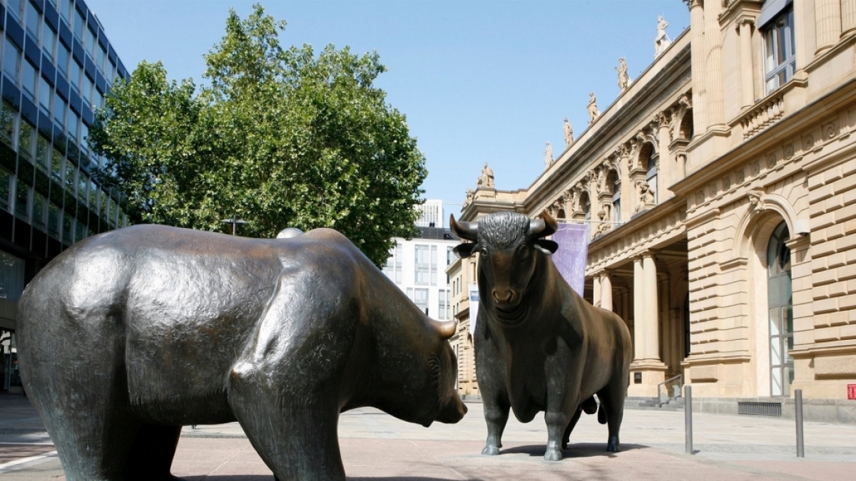 Bulle und B&auml;r vor der B&ouml;rse in Frankfurt (Foto)
