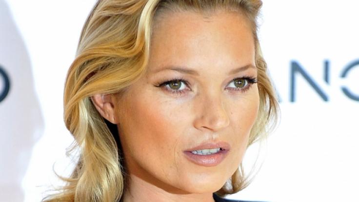 Kate Moss überraschte ihre 1,1 Millionen Instagram-Abonnenten in einem Kleid aus rotem Lack.