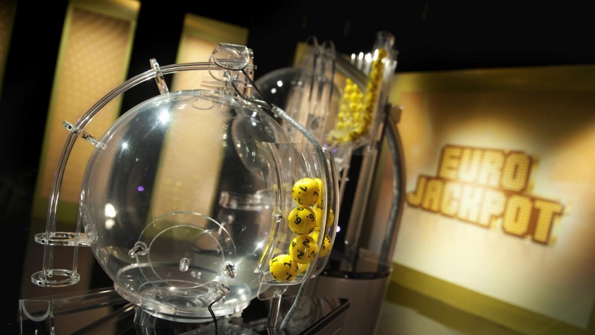 Die gelben Eurolotto-Kugeln f&uuml;r den Gewinn des 90-Millionen-Euro-Jackpots sind ausgelost! Waren Ihre Gl&uuml;ckszahlen dabei? (Foto)