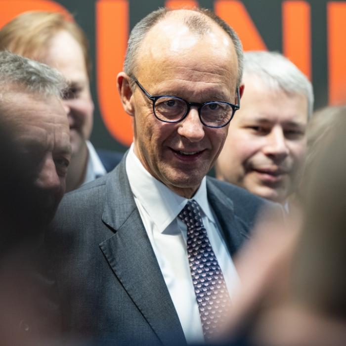 Umfrage-Wende für den CDU-Chef - Konkurrent stürzt ab