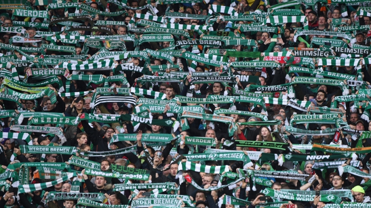 Mit den Schals in der Luft unterst&uuml;tzen die Fans den SV Werder Bremen. (Symbolfoto) (Foto)