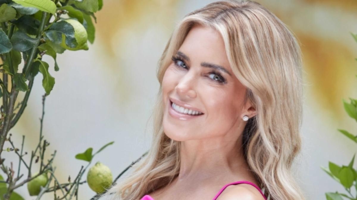 Sylvie Meis heizt Fans im schwarzen Bikini ein. (Foto)