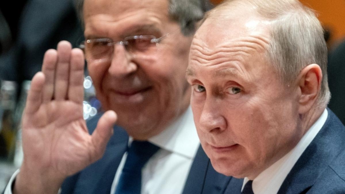 Aktuellen Enth&uuml;llungen zufolge ist Wladimir Putin, hier mit Russlands Au&szlig;enminister Sergej Lawrow, an den umfangreichen Waffenvorr&auml;ten der Taliban in Afghanistan interessiert. (Foto)