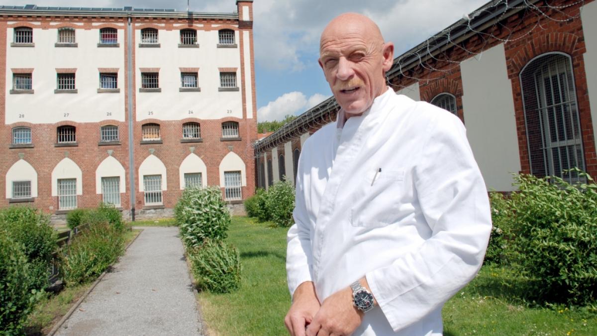 Gef&auml;ngnisarzt Joe Bausch vor seiner ehemaligen Arbeitsst&auml;tte, der JVA Werl. (Foto)