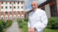 Gefängnisarzt Joe Bausch vor seiner ehemaligen Arbeitsstätte, der JVA Werl.
