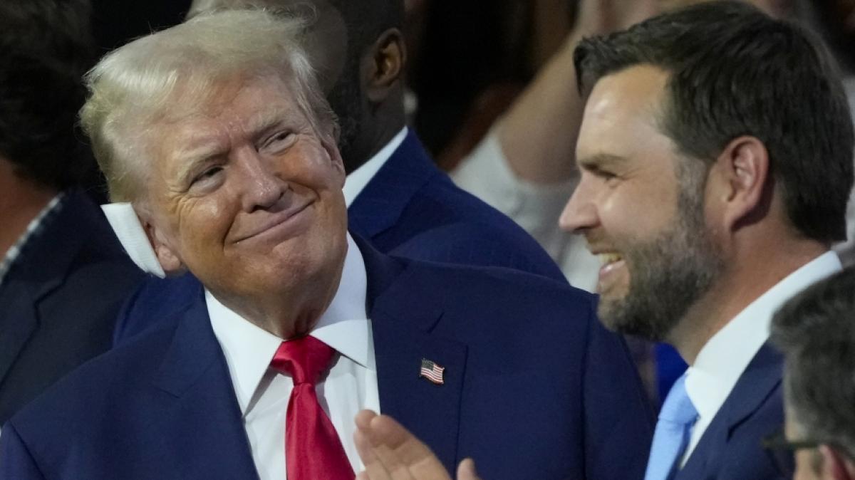 Donald Trump zeigte sich nach dem Attentat auf ihn mit einem riesigen Pflaster am Ohr. (Foto)