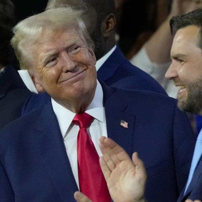 MEGA für MAGA: Trump mit Riesenpflaster nach Attentat