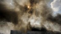 Starker Rauch steigt aus einem zerstörten Lagerhaus nach einem russischen Bombardement am Stadtrand von Kiew.