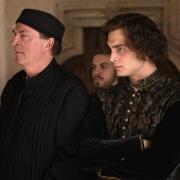 Richard (Samuel Schneider, rechts) und sein Ziehvater Jakob Fugger (Herbert Knaup) in 