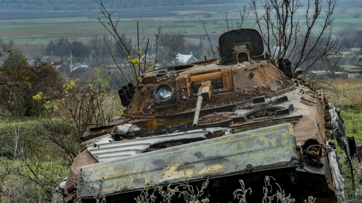 Ein zerst&ouml;rter russischer Panzer steht am Rande von Iwaniwka. (Foto)