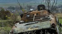 Ein zerstörter russischer Panzer steht am Rande von Iwaniwka.