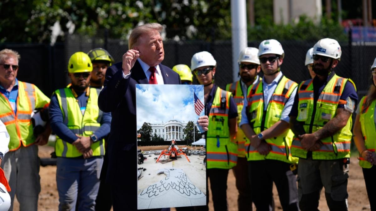 Mitten im juristischen Tauziehen um den umstrittenen Neubau eines Ballsaals hat Donald Trump Reportern pers&ouml;nlich einen Einblick in das Projekt gew&auml;hrt. (Foto)