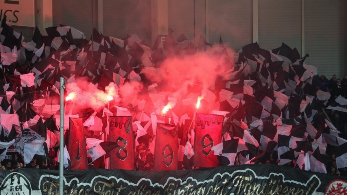Auf den R&auml;ngen feuern die Fans von Eintracht Frankfurt ihr Team an. (Symbolbild) (Foto)